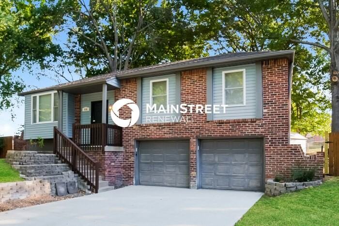 816 Northwest Buckingham Place - Photo 2 of 17