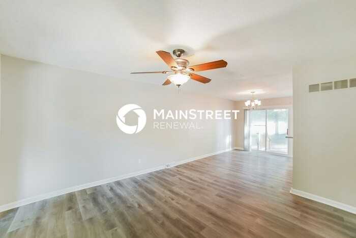 816 Northwest Buckingham Place - Photo 3 of 17