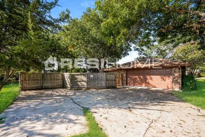 402 Ash Ln - Photo 2 of 19