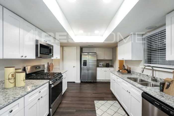 402 Ash Ln - Photo 3 of 19