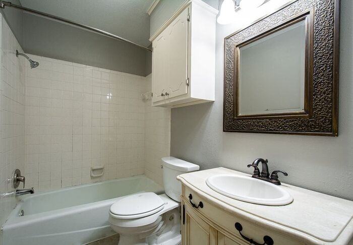 8120 W Markham St #14 - Photo 5 of 38