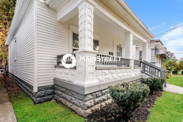 1105 S 32nd St - Photo 3 of 18