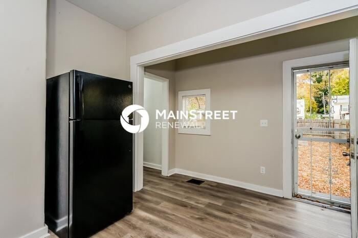 1105 S 32nd St - Photo 5 of 18