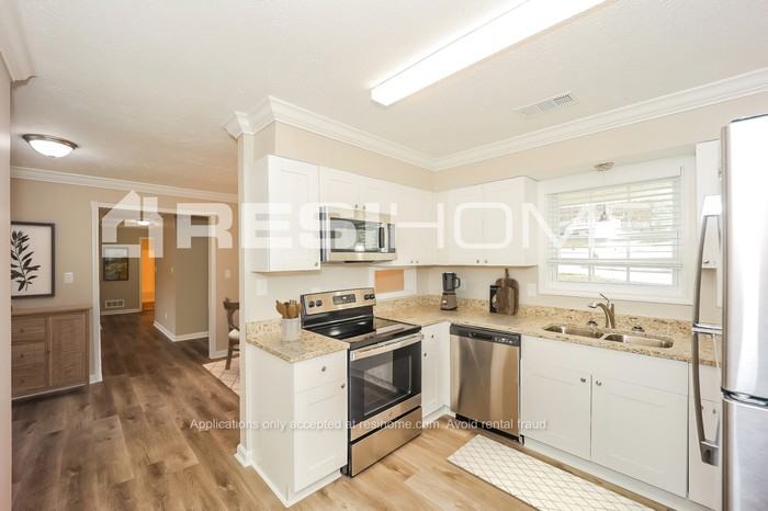 6289 Wellington Ct - Photo 3 of 17