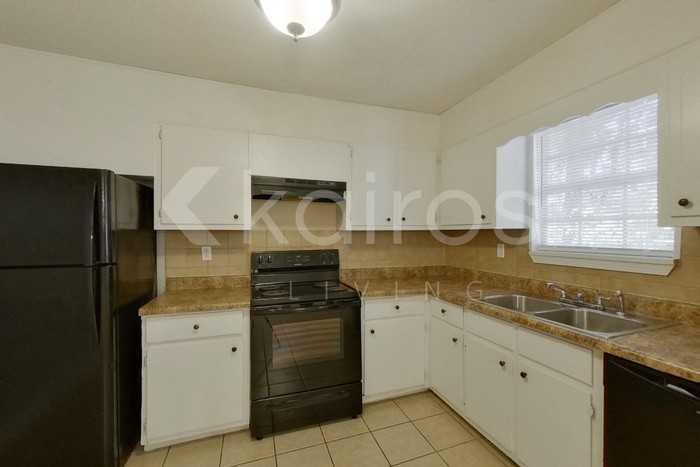 1945 Croydon Cir - Photo 2 of 5