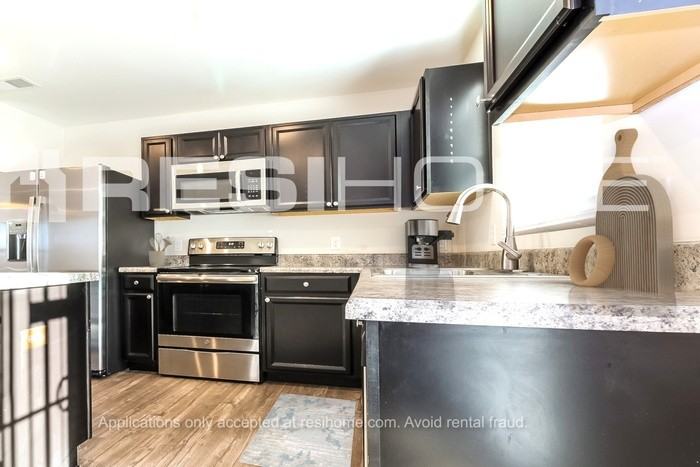 300 Maplestead Farms Ct - Photo 3 of 17