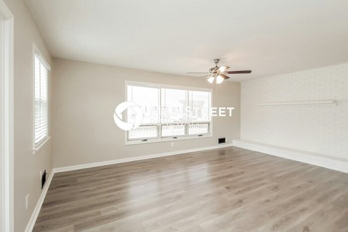 2419 Winfield St - Photo 4 of 17