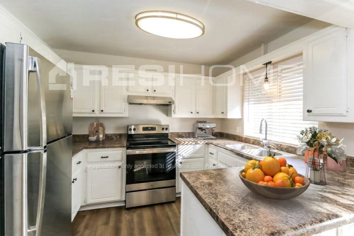 1906 Oakmeadows Dr - Photo 2 of 16
