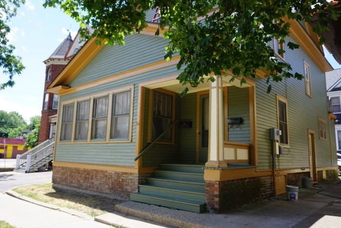 724 S Burdick St - Photo 2 of 11