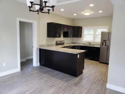 724 S Burdick St - Photo 3 of 11