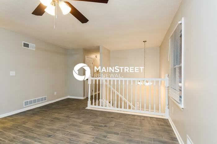 8807 Crown Court - Photo 4 of 17