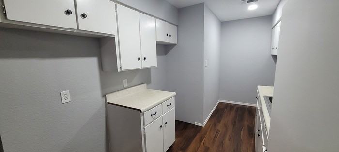 326 S Sealy Ave - Photo 4 of 20