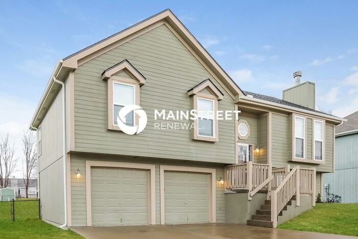 1702 Briarwood Ln - Photo 2 of 17