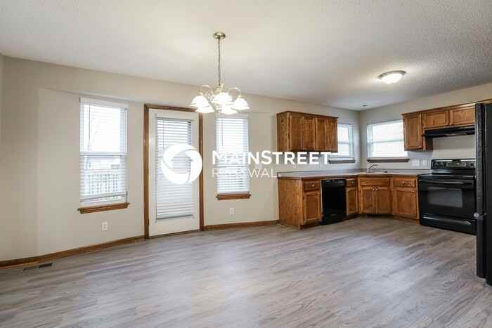 1702 Briarwood Ln - Photo 5 of 17