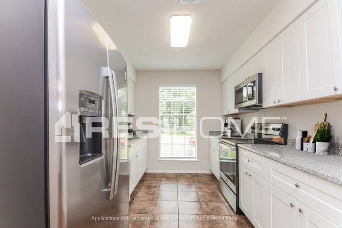 1004 Hillcrest Dr - Photo 2 of 17