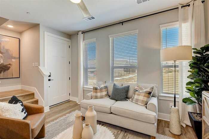 3901 Constantine Dr - Photo 4 of 28