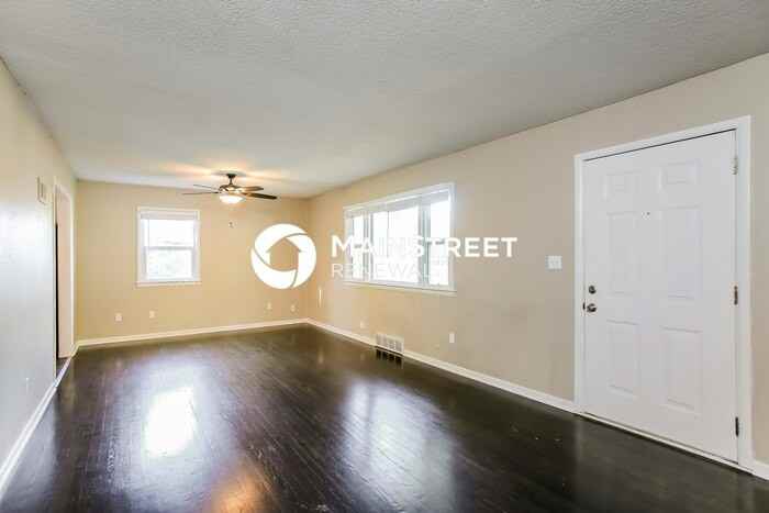 215 Maple St - Photo 3 of 17