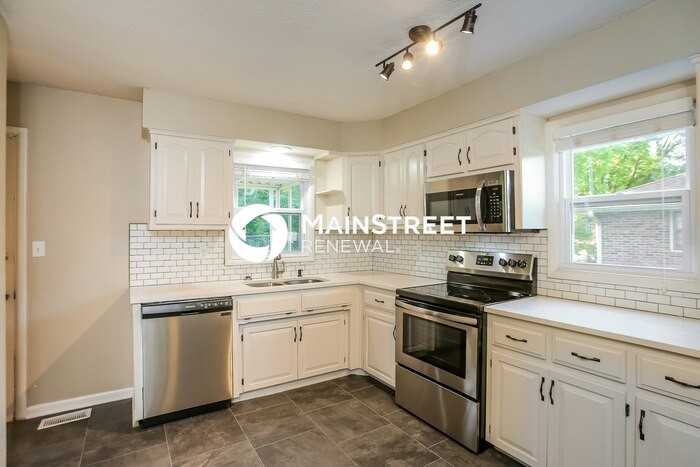 215 Maple St - Photo 4 of 17