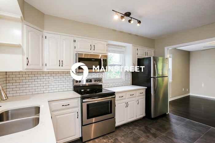 215 Maple St - Photo 5 of 17
