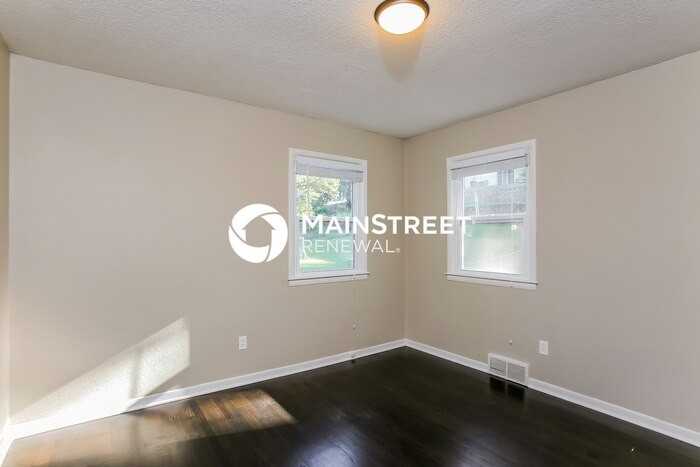 215 Maple St - Photo 6 of 17
