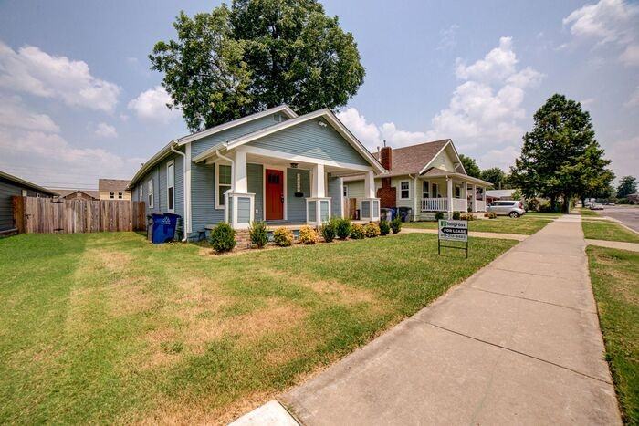 2429 E 7th St - Photo 2 of 28