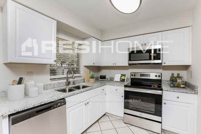 2703 Lakewood Lane - Photo 3 of 19