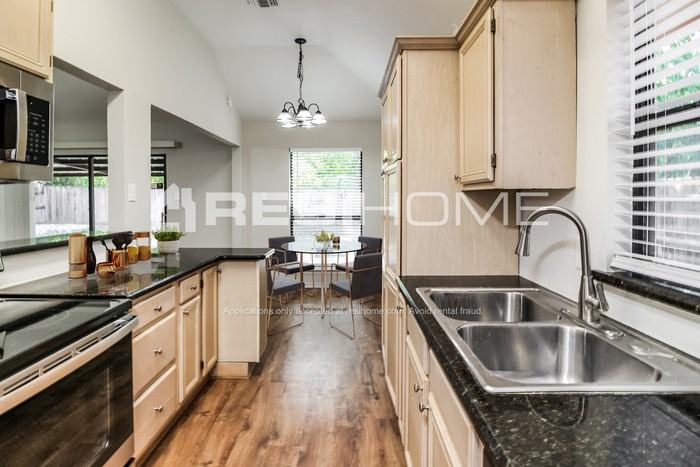 1113 Brittany Dr - Photo 5 of 17