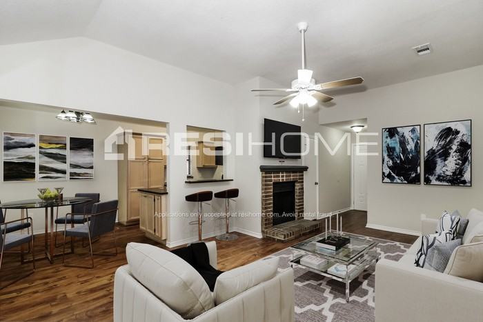 1113 Brittany Dr - Photo 6 of 17