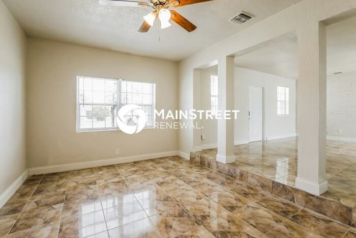 900 Nw 199th St - Photo 3 of 16