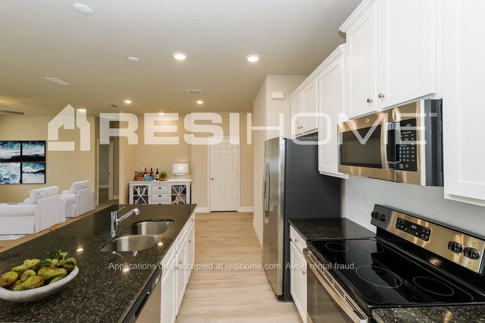 1549 Diane St - Photo 3 of 16