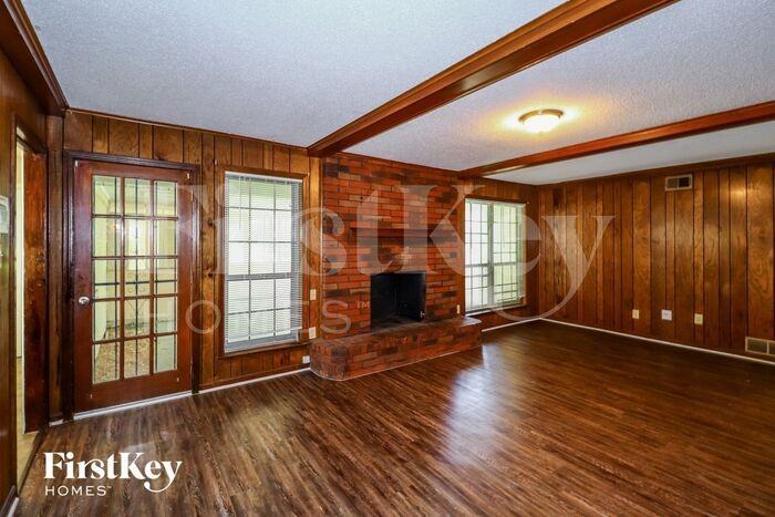 2082 Leichester Lane - Photo 3 of 15