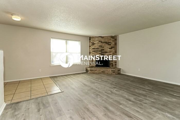 3904 Royal Crest Dr - Photo 2 of 16