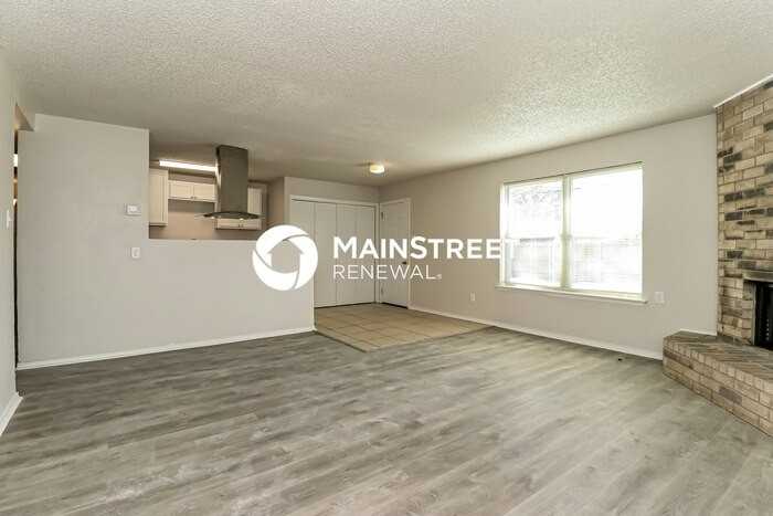 3904 Royal Crest Dr - Photo 3 of 16