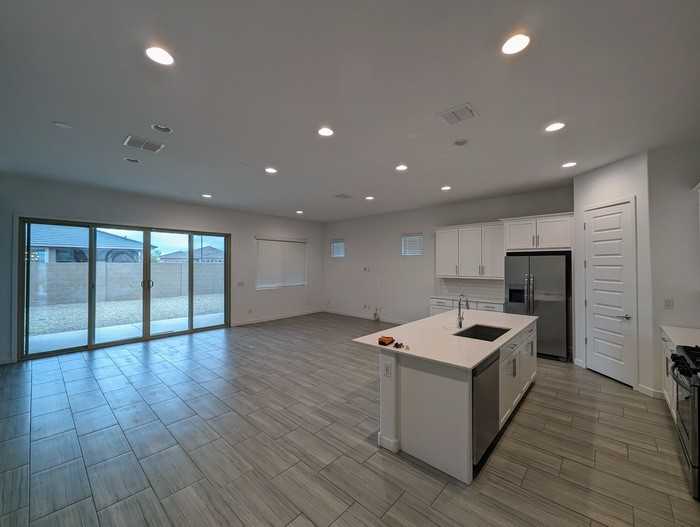 16431 W Charlotte Dr - Photo 4 of 32