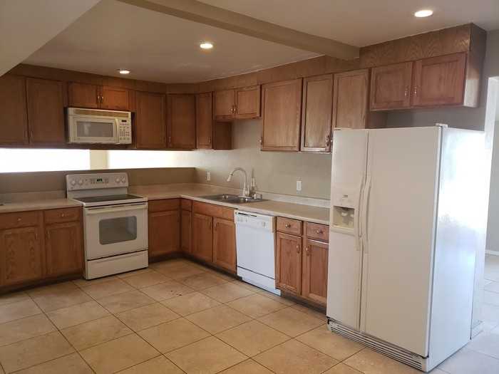 841 E Cinnabar Ave - Photo 4 of 9