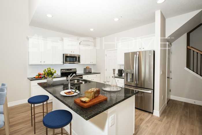 131 Honeytree Ln - Photo 4 of 18