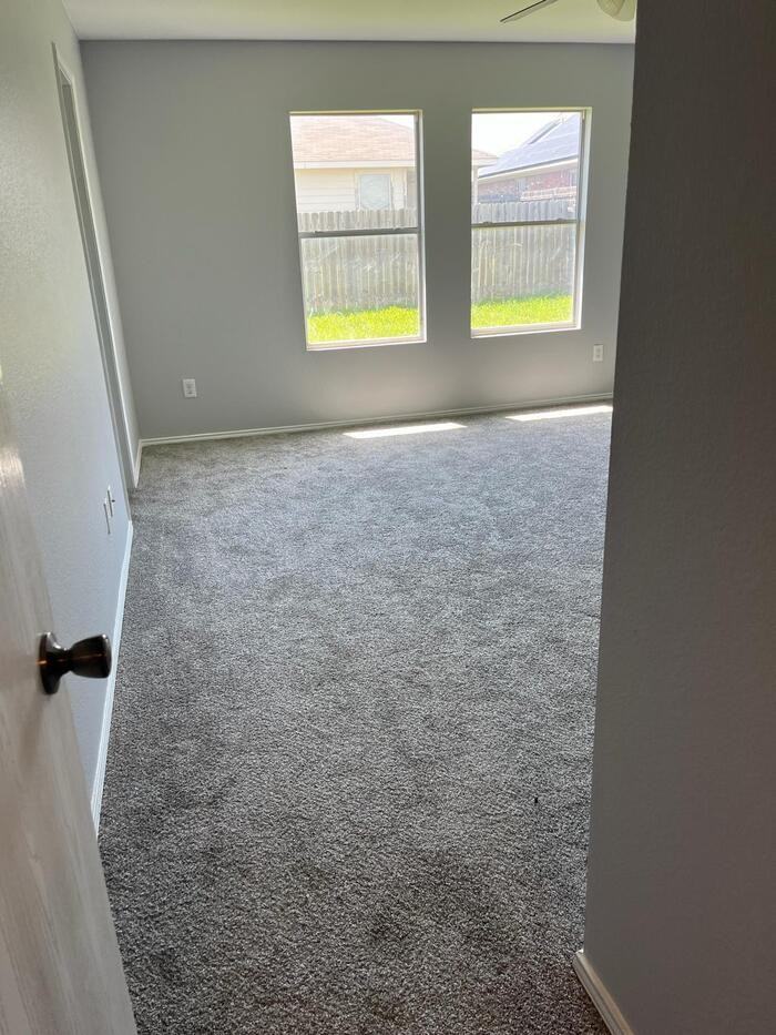 11928 Shine Avenue - Photo 4 of 8