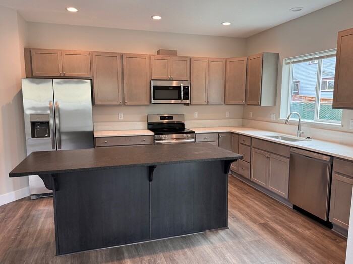 1045 Se Ford St #A - Photo 2 of 13