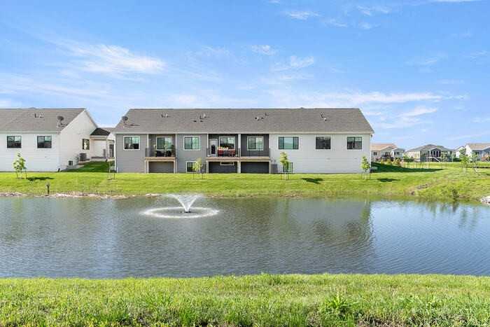 1045 Nw Blake Ln - Photo 2 of 3