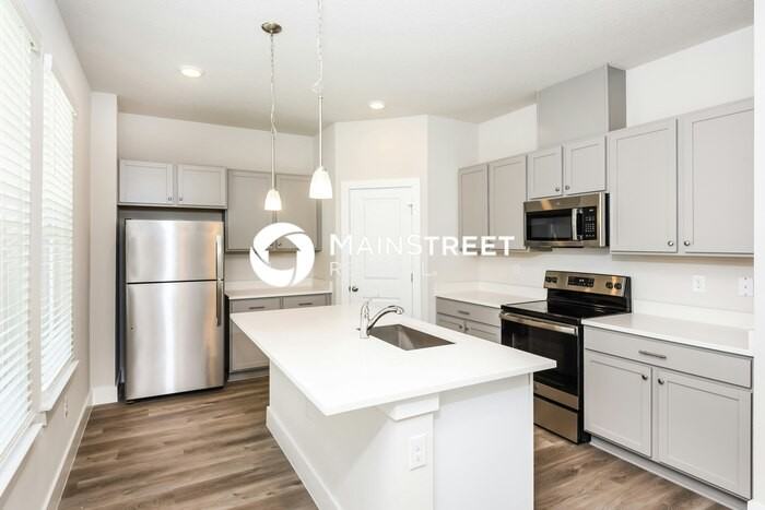 816 E Voorhis Ave - Photo 5 of 17