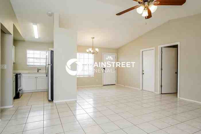 3008 Sw 6th Ave - Photo 4 of 16