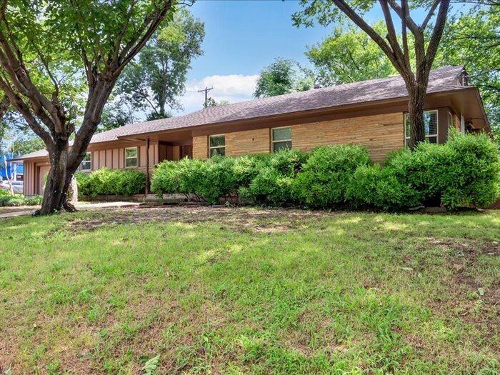 103 S Highland Ave - Photo 2 of 33