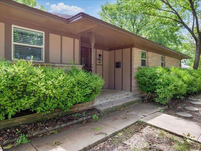 103 S Highland Ave - Photo 3 of 33