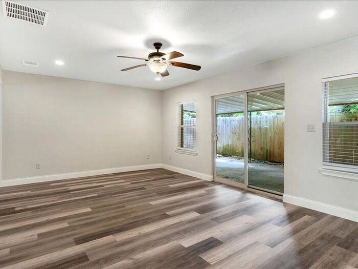 103 S Highland Ave - Photo 4 of 33