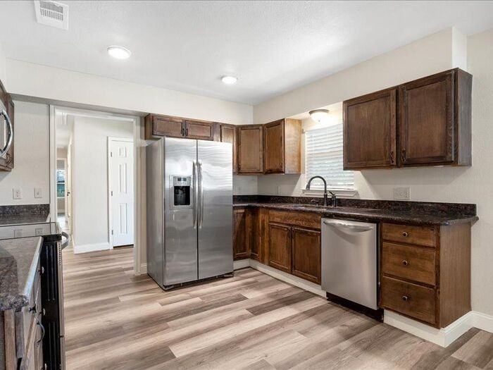 103 S Highland Ave - Photo 6 of 33