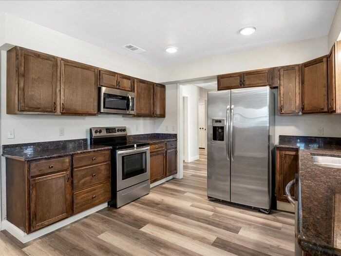 103 S Highland Ave - Photo 7 of 33