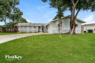 521 Sw Comet Ter - Photo 1 of 1