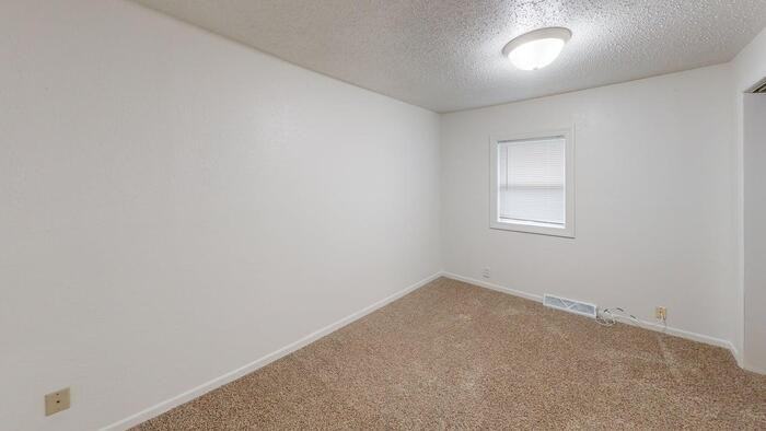 630 3rd Ave Se - Photo 6 of 8