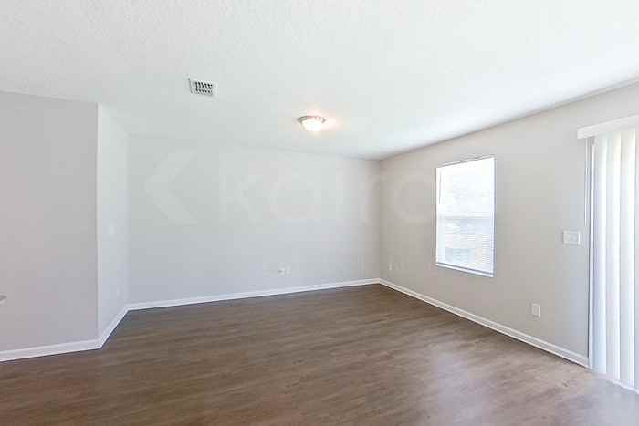 1303 Mull St - Photo 4 of 24