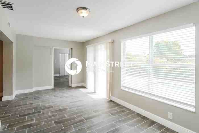 2360 Nw 60th Ave - Photo 4 of 15
